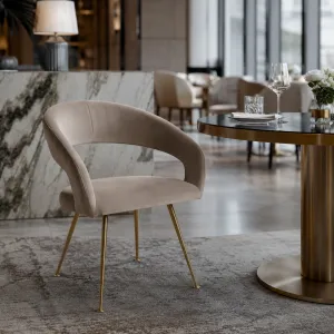 Luxus Esszimmerstuhl aus taupefarbenem Samt mit goldenem Metallgestell – Luxus Hotelmöbel Lifestyle-Ansicht von Luxury Group International