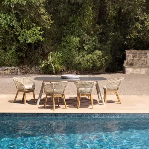 Luxus Outdoor Essstuhl mit Teakholzgestell & Geflochtener Rückenlehne – Luxus Hotelausstattung Lifestyle-Ansicht von Luxury Group International