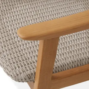 Luxus Teak Outdoor Essstuhl mit beige geflochtenem Sitz & Armlehnen – Luxus Hotelmöbel Detailansicht von Luxury Group International