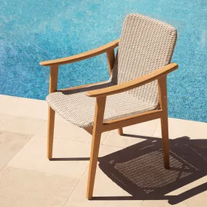 Luxus Teak Outdoor Essstuhl mit beige geflochtenem Sitz & Armlehnen – Luxus Hotelmöbel Lifestyle-Ansicht von Luxury Group International