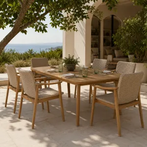Luxus Teak Outdoor Essstuhl mit beige geflochtenem Sitz & Armlehnen – Luxus Hotelmöbel Lifestyle-Ansicht von Luxury Group International