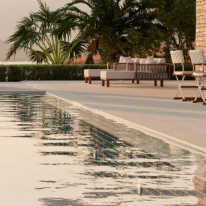Chaise Longue d'Extérieur de Luxe en Teck avec Panneaux en Corde Tissée Vue lifestyle par Luxury Group International