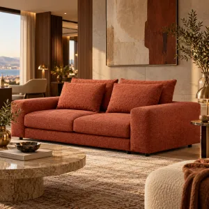 Sofá de Lujo Tapizado en Terracota con Cojines Profundos y Reposabrazos Anchos Vista lifestyle por Luxury Group International