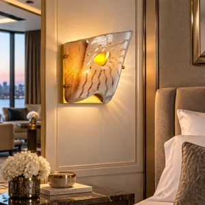 Lampada da Parete di Lusso in Vetro Testurizzato con Design Artistico a Onde e Cornice Dorata - Arredamento di Lusso per Hotel Vista lifestyle di Luxury Group International