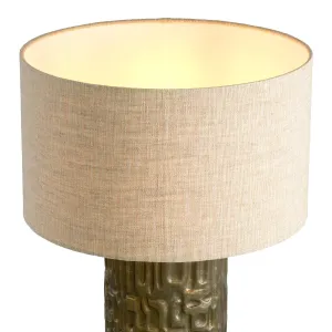 Lampada da Tavolo di Lusso con Base Scultorea Testurizzata e Paralume in Tessuto - Arredamento di Lusso per Hotel Vista dettaglio di Luxury Group International