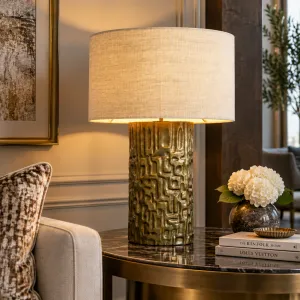 Lampada da Tavolo di Lusso con Base Scultorea Testurizzata e Paralume in Tessuto - Arredamento di Lusso per Hotel Vista lifestyle di Luxury Group International