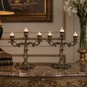 Luxus-Dreiflammiger Bronze-Kerzenhalter im Paar mit barocker Rankensockel - Kerzenhalter Lifestyle-Ansicht von Luxury Group International