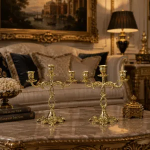 Luxus-Dreiflammiger Bronze-Kerzenhalter im Paar mit barocker Rankensockel - Kerzenhalter Lifestyle-Ansicht von Luxury Group International