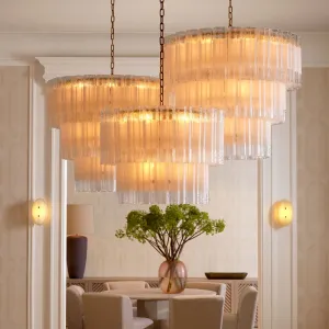 Lampadario di Lusso a Tre Livelli in Vetro di Cristallo con Paralumi Tubolari Stratificati - Lampadario Moderno Vista lifestyle di Luxury Group International