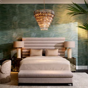 Luxuriöser, mehrstufiger Kristallleuchter mit goldenem Rahmen und facettierten Glastropfen – 86 cm – Luxus-Kronleuchter Lifestyle-Ansicht von Luxury Group International