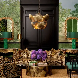 Luxus Designer-Sofa mit Tigerprint für moderne, ausdrucksstarke Wohnzimmer Lifestyle-Ansicht von Luxury Group International