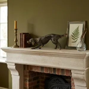 Escultura de Bronce de Perro Setter de Seguimiento de Lujo en Acabado Dorado y Oxidado Vista lifestyle por Luxury Group International