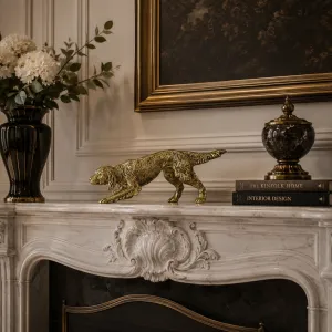 Escultura de Bronce de Perro Setter de Seguimiento de Lujo en Acabado Dorado y Oxidado Vista lifestyle por Luxury Group International