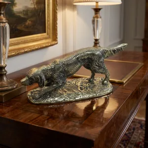 Escultura de bronce de perro setter de rastreo de lujo sobre base texturizada Vista lifestyle por Luxury Group International