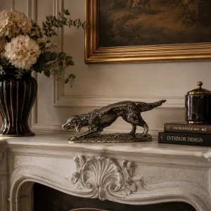 Escultura de bronce de perro setter de rastreo de lujo sobre base texturizada Vista lifestyle por Luxury Group International