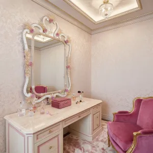 Miroir Mural Baroque Vénitien de Luxe avec Accents Floraux Roses & Couronne en Cadre Verre Ivoire Doré Vue lifestyle par Luxury Group International