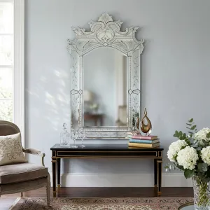 Miroir Mural de Luxe Vénitien Argenté dans Cadre en Verre Gravé à la Main avec Couronne Baroque Ornée Vue lifestyle par Luxury Group International