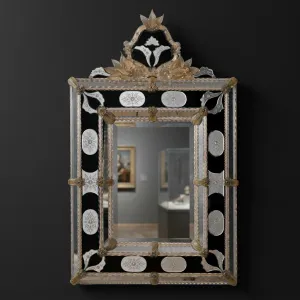 Miroir Mural Baroque de Style Vénitien de Luxe avec Couronne Florale Ornée Noire et Dorée Vue de face par Luxury Group International