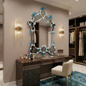 Miroir Mural Baroque de Style Vénitien de Luxe avec Ornements en Cristal Floral Bleu dans un Cadre en Verre Noir Vue lifestyle par Luxury Group International