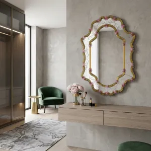 Miroir Mural en Verre Courbé Style Vénitien de Luxe avec Cadre Orné Doré et Décor Floral Rose Vue lifestyle par Luxury Group International
