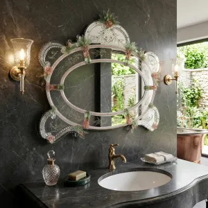 Miroir Mural Horizontal Ovale de Style Vénitien de Luxe avec Cadre en Verre Ornemental Floral Gravé à la Main Vue lifestyle par Luxury Group International