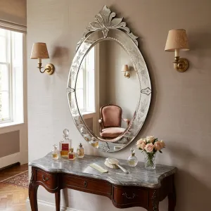 Miroir Mural Ovale de Style Vénitien de Luxe avec Cadre Baroque Argenté Gravé de Fleurs & Couronne Ornée Vue lifestyle par Luxury Group International