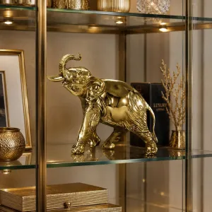 Luxus Bronze Skulptur eines laufenden Elefanten mit erhobenem Rüssel in polierter goldbronzenem Finish Lifestyle-Ansicht von Luxury Group International