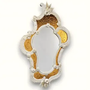 Miroir Mural de Luxe en Panneaux de Verre Gravé Ambre Doré avec Détails Sculpturaux Baroques Blancs Vue de face par Luxury Group International