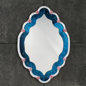 Miroir Mural de Luxe avec Cadre Sculptural Ovale en Verre Bleu Martelé et Bordure Blanche Accentuée Vue de face par Luxury Group International