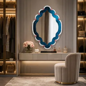 Miroir Mural de Luxe avec Cadre Sculptural Ovale en Verre Bleu Martelé et Bordure Blanche Accentuée Vue lifestyle par Luxury Group International