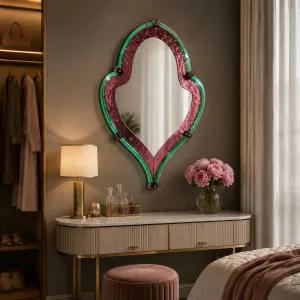 Miroir Mural de Luxe avec Cadre Sculptural en Goutte d'Eau en Verre Martelé Vert et Bordeaux Vue lifestyle par Luxury Group International