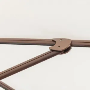 Parasol d'extérieur à bras articulé Luxury Wave avec mât latéral en bois pour patio Vue détaillée par Luxury Group International