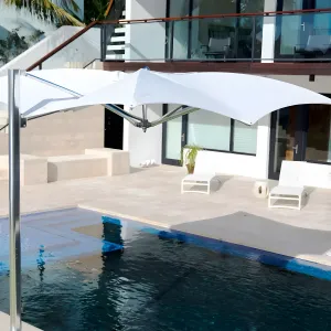 Parasol d'extérieur à bras articulé Luxury Wave avec mât latéral en bois pour patio Vue lifestyle par Luxury Group International