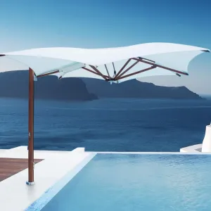 Parasol d'extérieur à bras articulé Luxury Wave avec mât latéral en bois pour patio Vue de côté par Luxury Group International