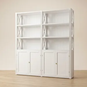 Luxuriöser weißer Bücherschrank mit vier Türen und gekreuzten Regalstreben Vorderansicht von Luxury Group International