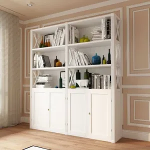 Luxuriöser weißer Bücherschrank mit vier Türen und gekreuzten Regalstreben Lifestyle-Ansicht von Luxury Group International
