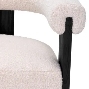 Luxuriöser weißer Bouclé-Esstischstuhl mit schwarzem Holzrahmen – Luxus-Hotelmöbel Detailansicht von Luxury Group International