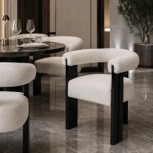 Luxuriöser weißer Bouclé-Esstischstuhl mit schwarzem Holzrahmen – Luxus-Hotelmöbel Lifestyle-Ansicht von Luxury Group International