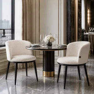 Luxuriöse weiße Bouclé-Esszimmerstühle mit schwarzem Metallgestell, 2er-Set – Luxus-Hotelmöbel Lifestyle-Ansicht von Luxury Group International