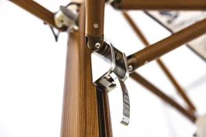 Parasol déporté blanc de luxe avec mât latéral en bois naturel Vue détaillée par Luxury Group International