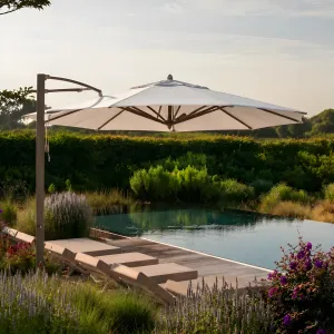 Parasol déporté blanc de luxe avec mât latéral en bois naturel Vue de face par Luxury Group International