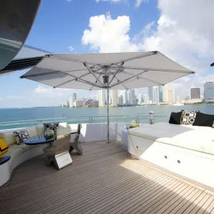 Parasol déporté blanc de luxe avec mât latéral en bois naturel Vue lifestyle par Luxury Group International