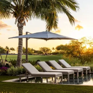 Parasol déporté blanc de luxe avec mât latéral en bois pour ombrage de terrasse Vue de face par Luxury Group International