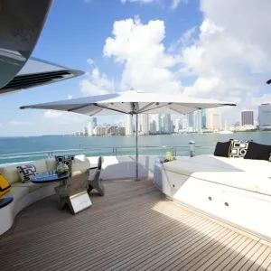 Parasol déporté blanc de luxe avec mât latéral en bois pour ombrage de terrasse Vue lifestyle par Luxury Group International