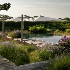 Parasol déporté blanc de luxe avec mât latéral en bois pour ombrage de terrasse Vue lifestyle par Luxury Group International