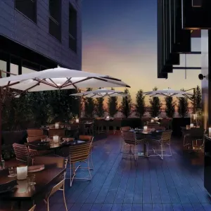 Parasol déporté blanc de luxe avec mât latéral en bois pour ombrage de terrasse Vue lifestyle par Luxury Group International