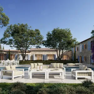Luxus Weißer Outdoor-Essstuhl mit Beige Gestreiftem Kissen – Gartenmöbel Lifestyle-Ansicht von Luxury Group International