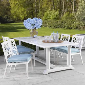 Luxus Weißer Outdoor-Essstuhl mit Blauem Kissen & Gitterlehne – Luxus Hotelmöbel Lifestyle-Ansicht von Luxury Group International