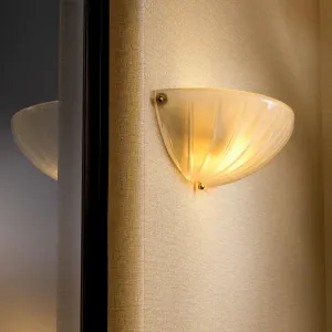 Luxus Weiße Gerippte Glas-Wandleuchte mit Goldenen Akzenten – 41,5 cm - Luxus Hotelmöbel Lifestyle-Ansicht von Luxury Group International