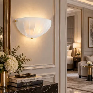 Luxus Weiße Gerippte Glas-Wandleuchte mit Goldenen Akzenten – 41,5 cm - Luxus Hotelmöbel Lifestyle-Ansicht von Luxury Group International
